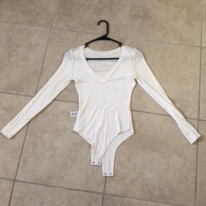 Whit long sleeve body suit